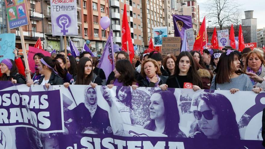 Multitudinaria manifestación del 8M en Gijón