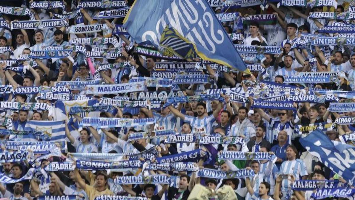 Aficioandos blanquiazules en La Rosaleda.