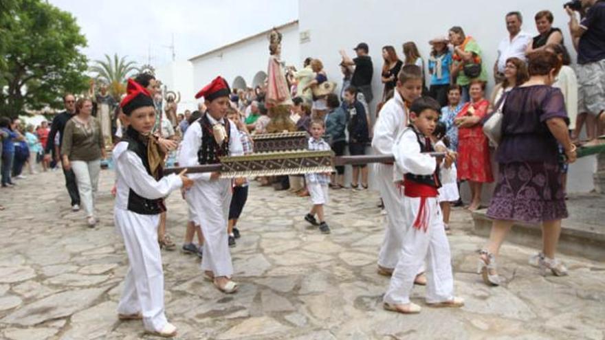 Los pequeños miembros de la colla de ball portan la imagen del Bon Jesús.