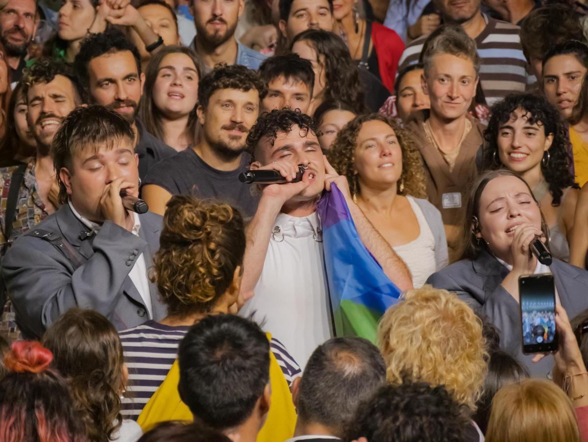 Mondra, cantando entre el público.