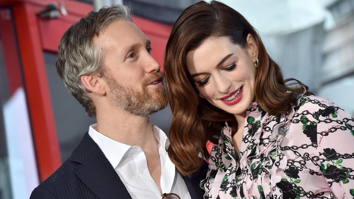 La actriz estadounidense Anne Hathaway posa con su esposo, el actor Adam Shulman.