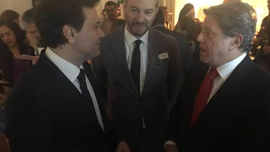 Por la izquierda, Blanco, Enrique Ruiz (responsable de Turismo de España en Londres) y el embajador Federico Trillo, en abril, en la capital británica.