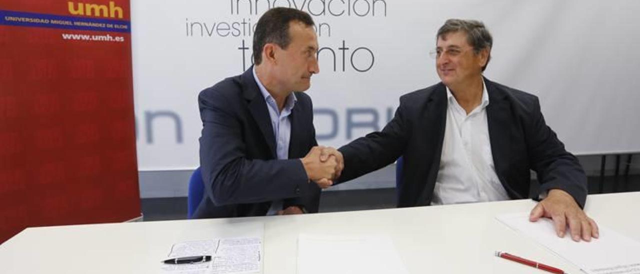 Firma del convenio entre el alcalde y el rector.