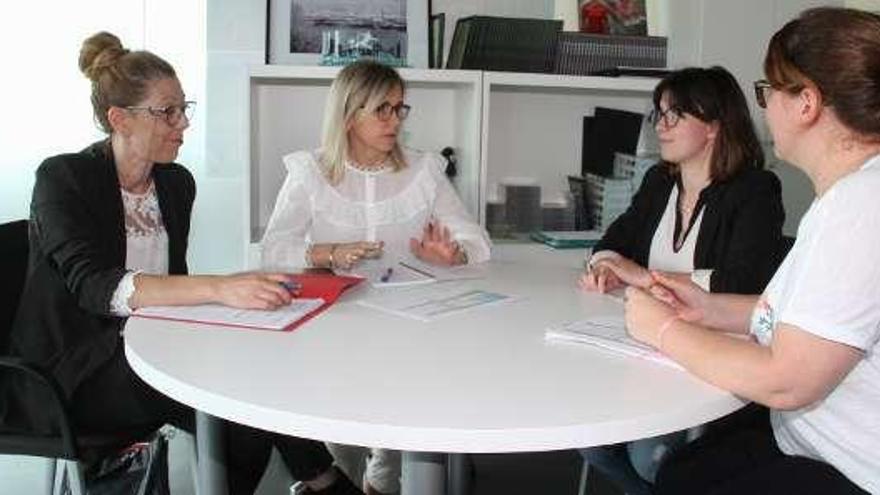 Karen Fernández y Paz Pérez, junto a las dos profesionales.