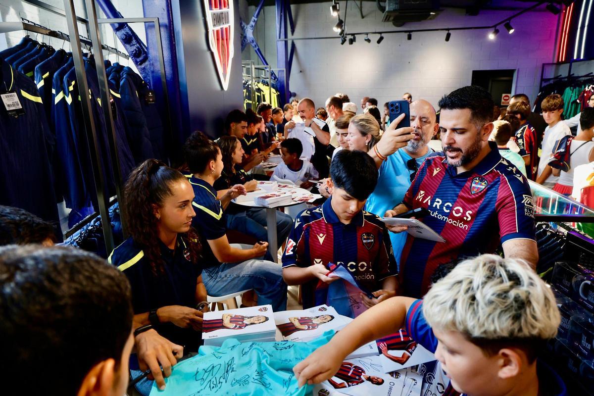 Firmas con los fichajes en el Ciutat de València.