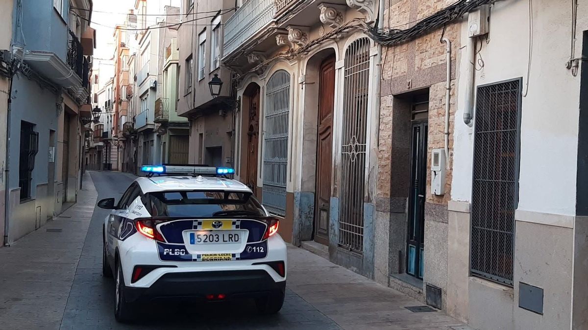 Un coche patrulla de la Policía Local circula por una calle de Burriana.
