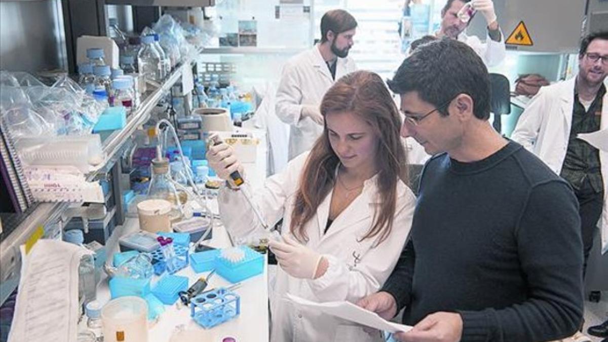 El investigador Luciano di Croce, en su laboratorio del Centro de Regulación Genómica (CRG) de Barcelona.