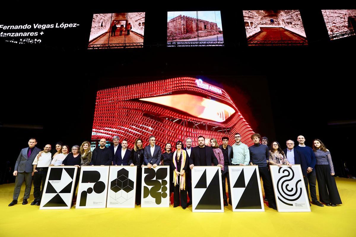 Siete equipos seleccionados de la Muestra en sus 7 categorias seleccionadas con sus láminas de reconomiento.