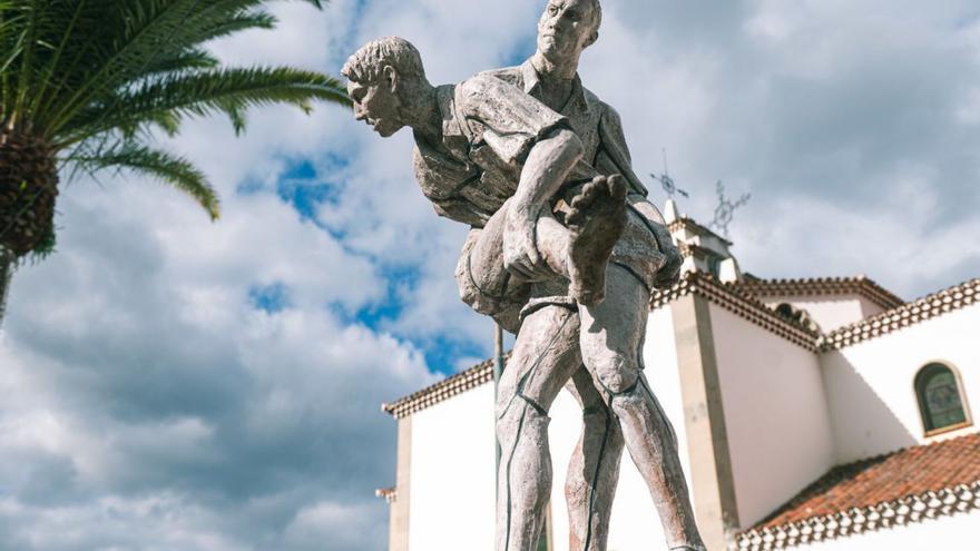 La escultura colocada en Valle de Guerra que homenajea al Club de Lucha Rosario.