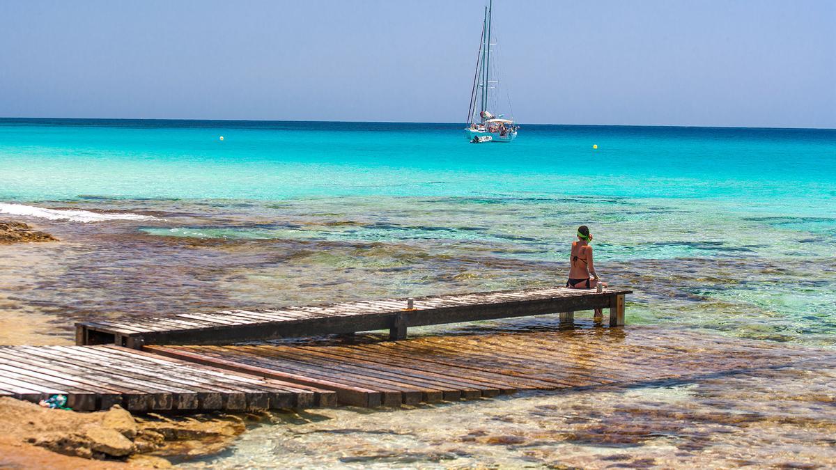 Hay rampas con firme de tablas de madera, como esta de Formentera, que además son un paraíso.