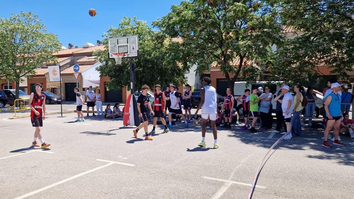 Partidos del Street Basket en el parque Dulce Chacón de Almendralejo.