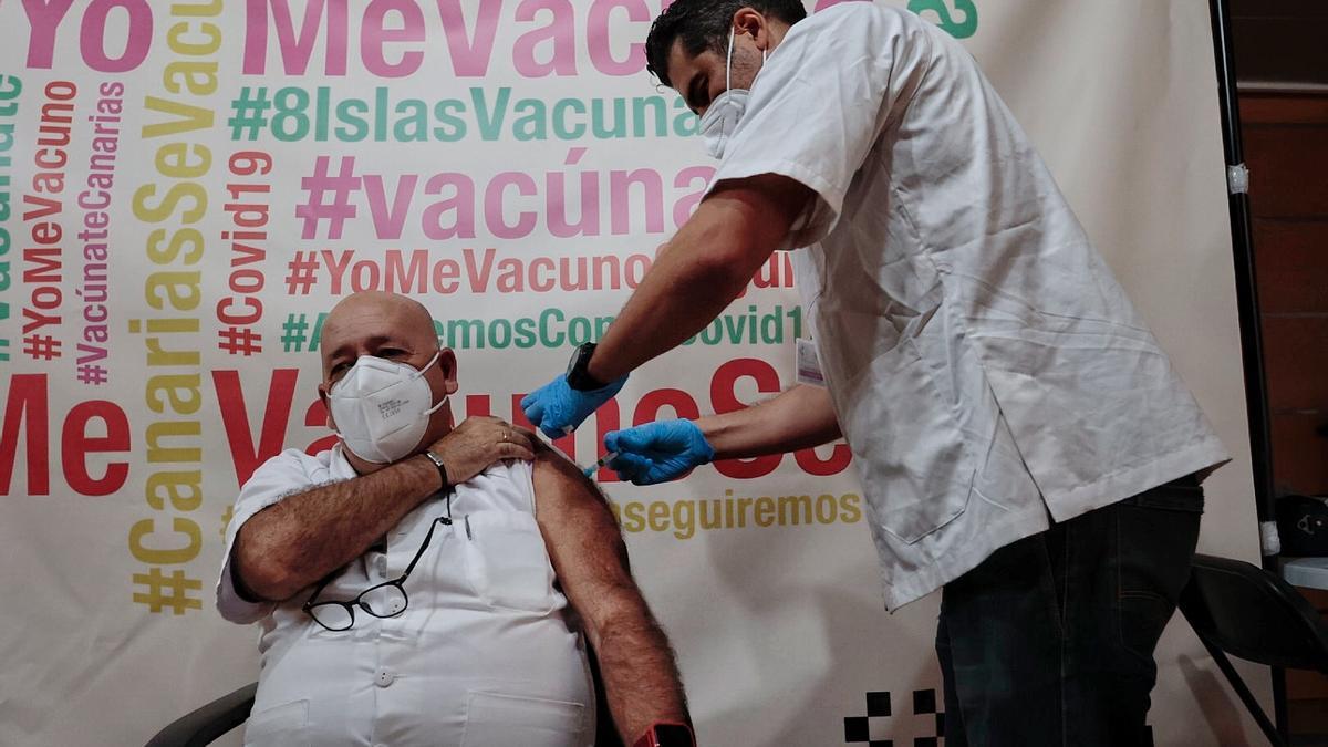 Un hombre se vacuna durante una de las campañas contra la covid en Canarias.