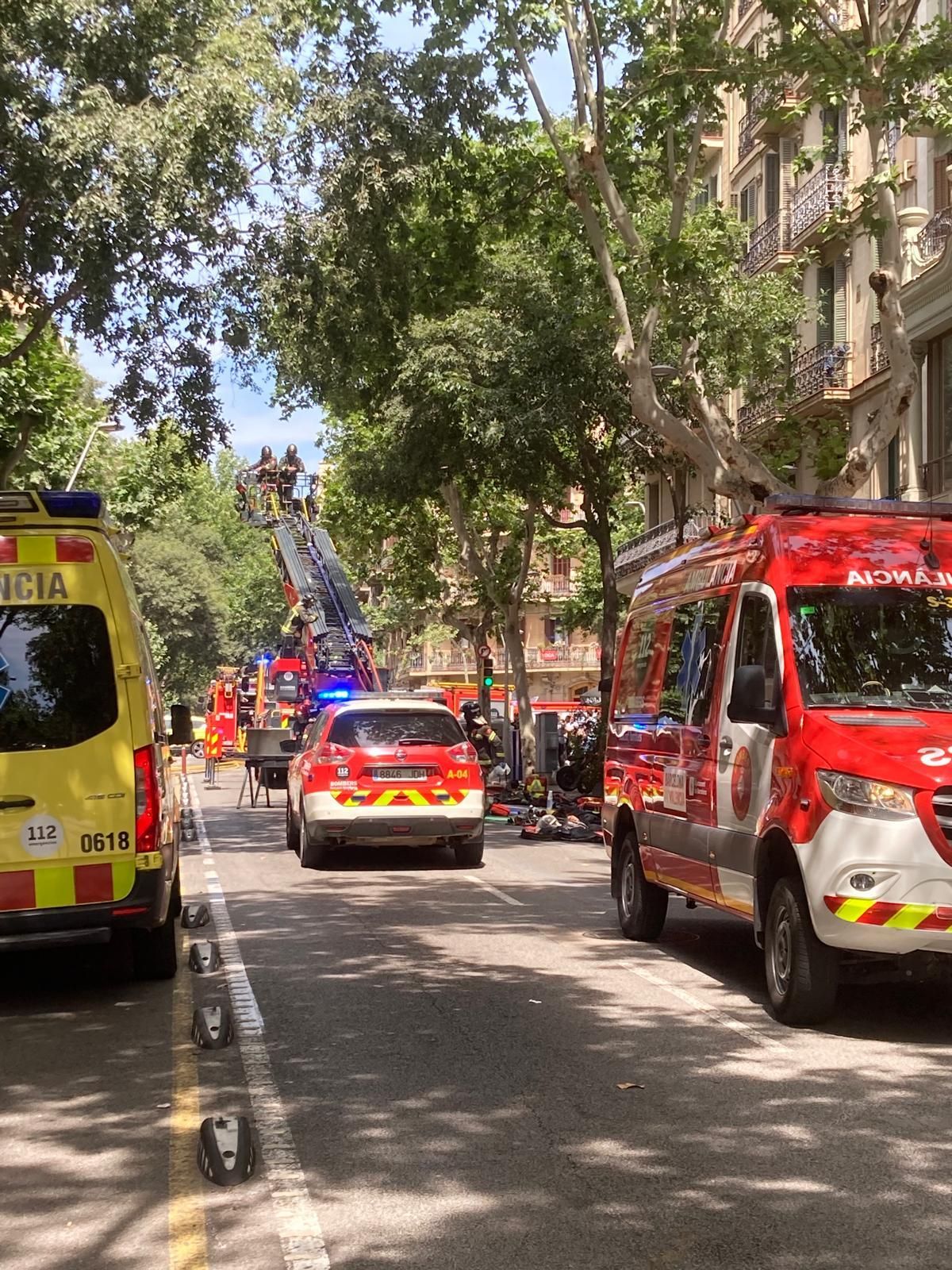 Incendio en la calle València de Barcelona, a la altura de Aribau