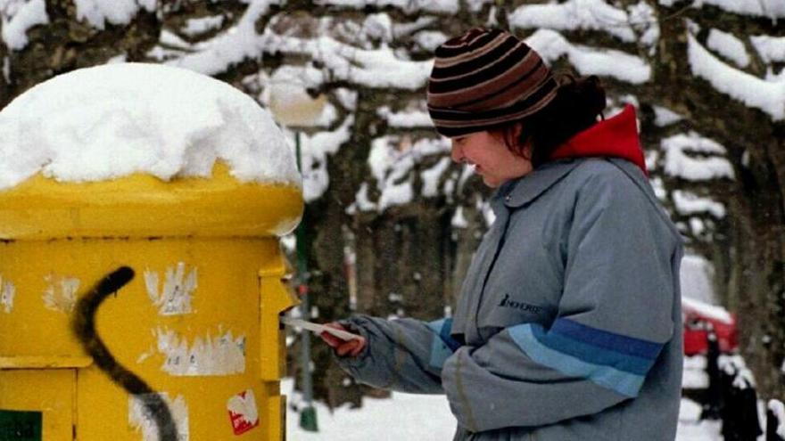 Un usuario envÃ­a una carta a travÃ©s de un buzÃ³n de Correos.