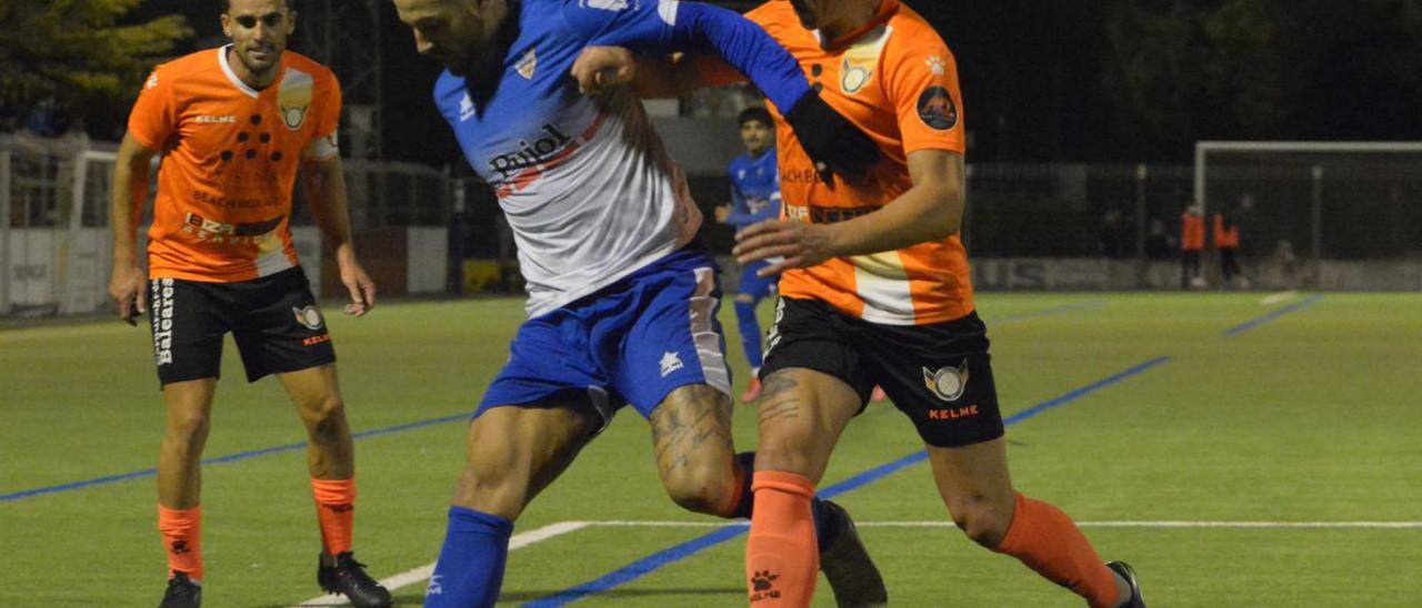 Adrián Ramos, de la Penya Independent, pugna con Adriá Fernández en el duelo de anoche en Mollerussa.