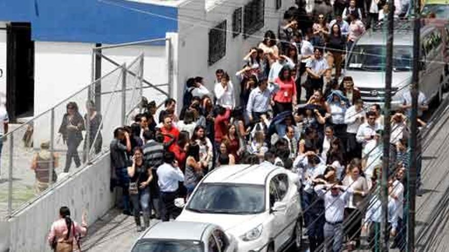 Decenas de personas abandonan sus casas en Quito.