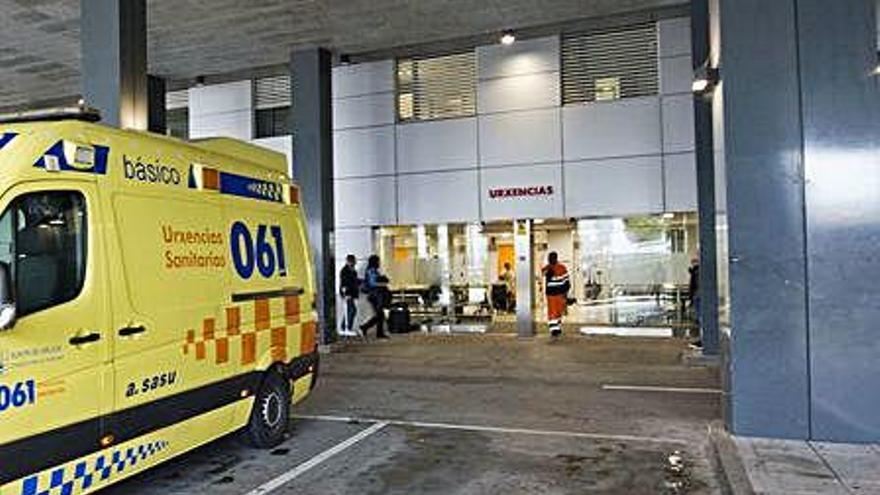 Ambulancia en la puerta de entrada del Servicio de Urgencias del Hospital Universitario de A Coruña.