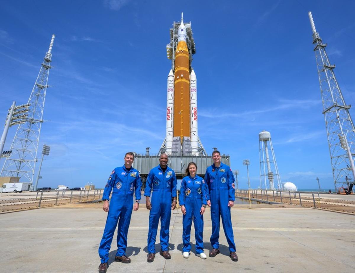 Fotografía cedida por la Nasa con la tripulación de la Misión Artemis II: el comandante Reid Wiseman; el piloto Victor Glover; la especialista de misión, Cristina Koch, y el astronauta de la Agencia Espacial Canadiense y especialista de misión, Jeremy Hansen, ante el cohete y la nave orión que les llevará a la luna.