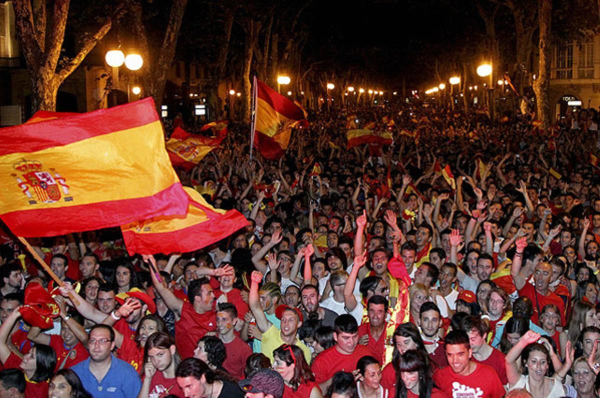 Celebració als carrers de Palma de Mallorca després del 4-0 d’Espanya en la final de l’Eurocopa, disputada a Kíev.