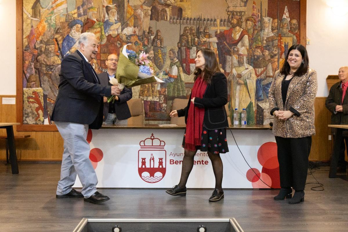Momento de la entrega de la medalla.