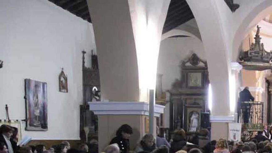 Personas mayores durante una celebración religiosa.