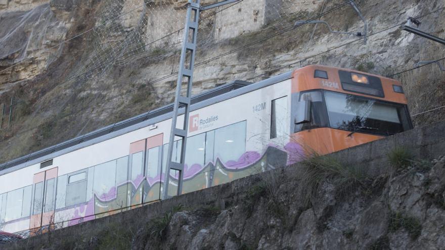 Un tren de Rodalies, de l&#039;R4, al seu pas per Manresa |