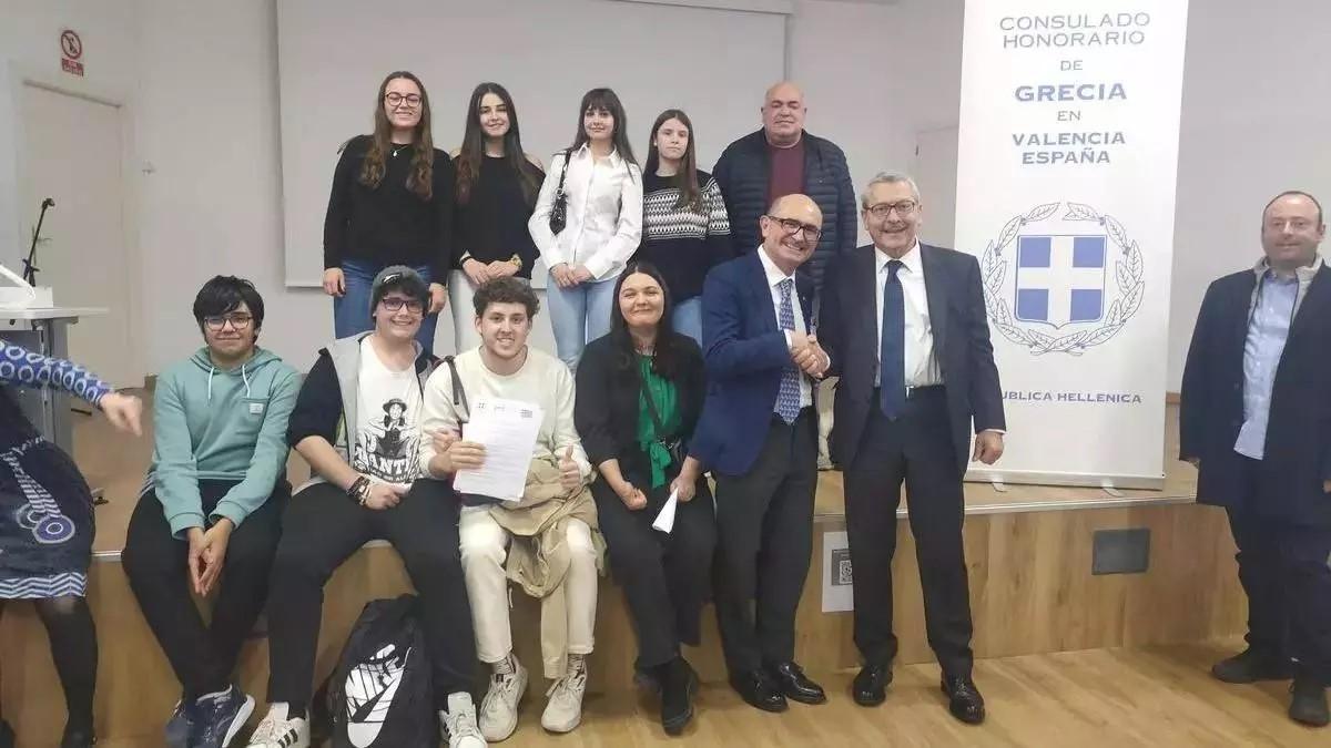 Alumnado del IES Jaume I de Ontinyent en un acto del consulado de Grecia en València.