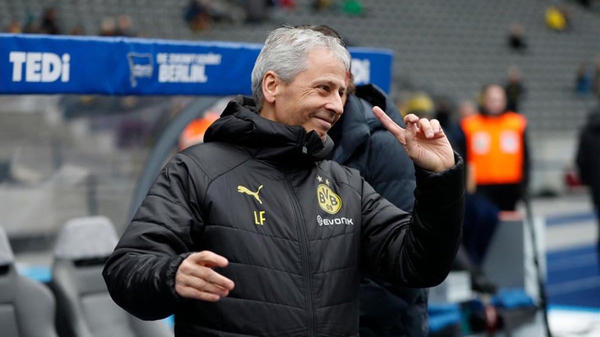 El Dortmund venció con sufrimiento y Lucien Favre seguirá, al menos, una semana más en el banquillo.