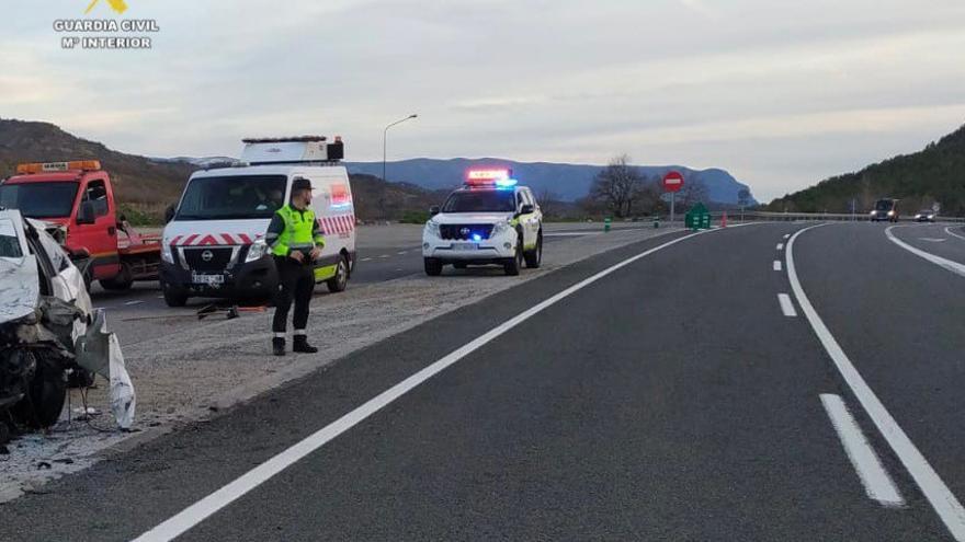 Heridos graves dos jóvenes tras un choque frontal entre dos turismos en Arén (Huesca)