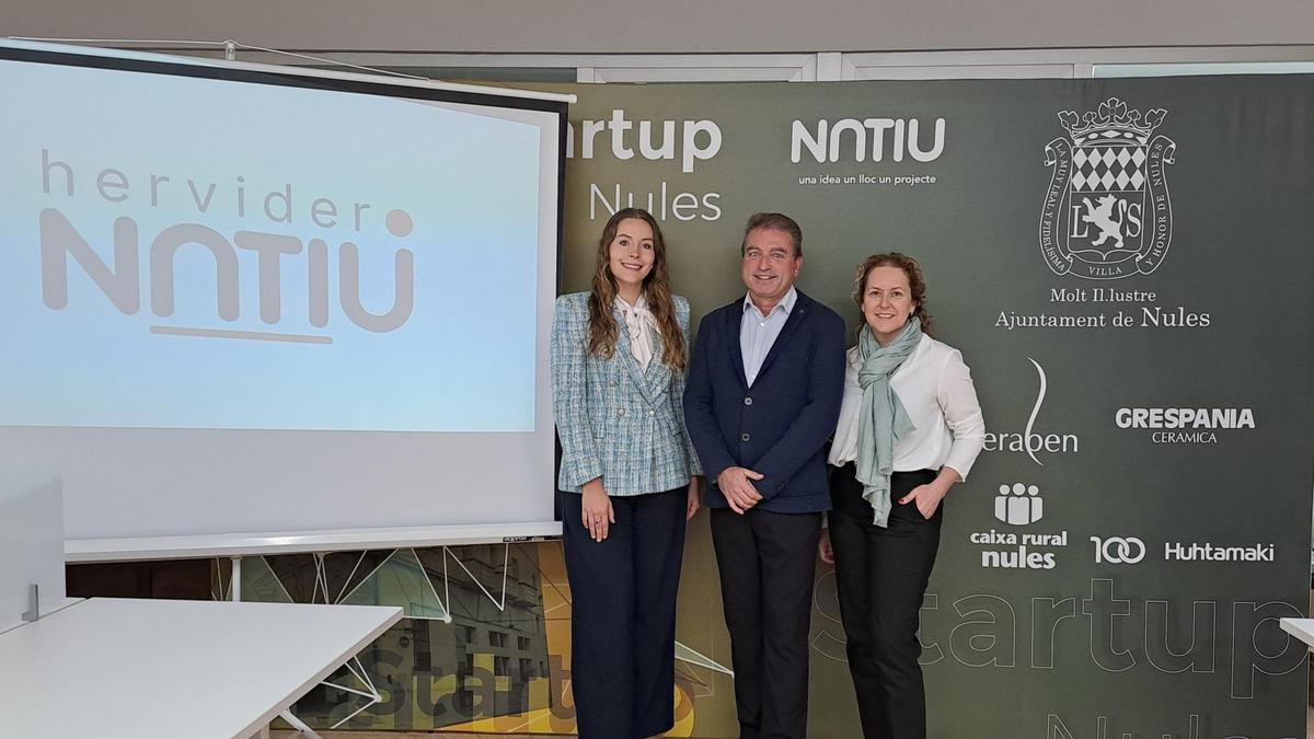 La presentación del plan ha estado al cargo del concejal de Desarrollo Local, César Estañol, junto a María Bellmunt, de la empresa MB Comunica, encargada de elaborar el plan estratégico; y de Nerea Safont, representante de Co-enable, empresa gestora del hervidero de empresas.