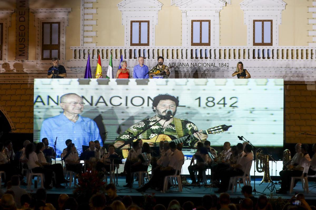 GRAF526. MÁLAGA (ESPAÑA), 17/08/2024.- Málaga ha dado este sábado el pistoletazo de salida oficial de su Feria de agosto con la lectura del pregón de las fiestas que ha realizado el cantautor Juan Gómez, El Kanka (c), y con el tradicional alumbrado artístico de la portada del recinto ferial del Real de Cortijo de Torres. El Kanka, visiblemente emocionado y rodeado de miles de personas que le han arropado con vítores y aplausos, ha pronunciado un pregón musicalizado que ha estado lleno de guiños hacia Málaga, su ciudad natal. EFE/ María Alonso