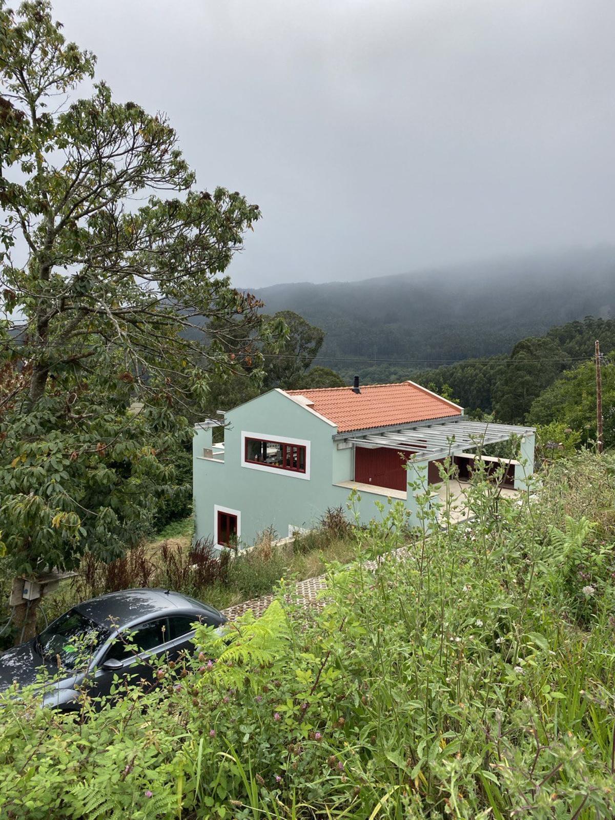 Villa Carolina se ubica en las inmediaciones de la ría de Ortigueira, en el municipio coruñés de Cariño.