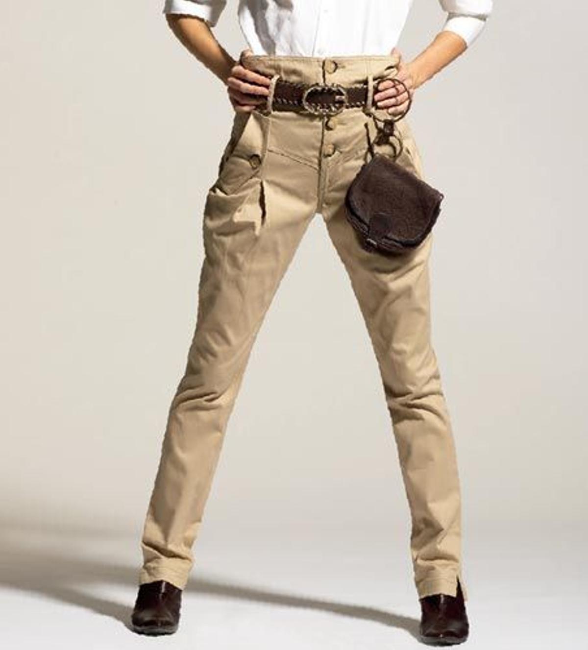 Pantalón FORNARINA (175 €), camisa ZARA (29,90 €),bolso de piel ANTIK BATIK (115 €), cintur