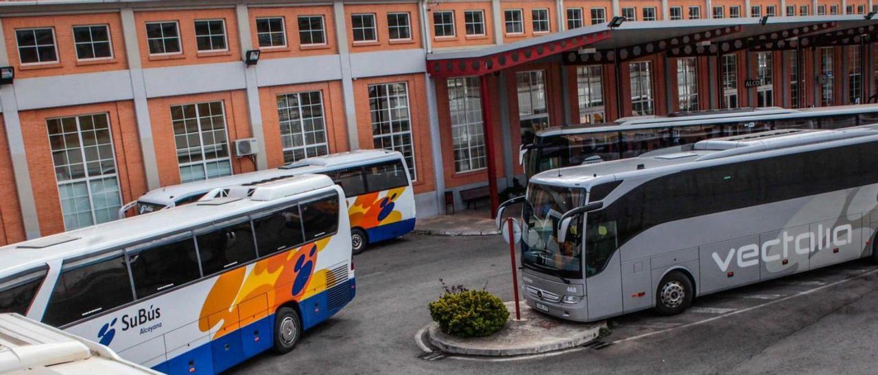 Autobuses interurbanos en la estación de Alcoy.