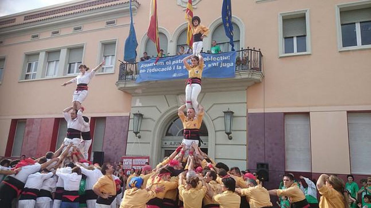 Els Castellers de Badalona i els Laietans de Gramenet al principi de l’actuació a la plaça de l’Ajuntament de Santa Coloma, aquest dissabte. Els Castellers de Badalona i els Laietans de Gramenet al principi de l’actuació a la plaça de l’Ajuntament de Santa Coloma, aquest dissabte.