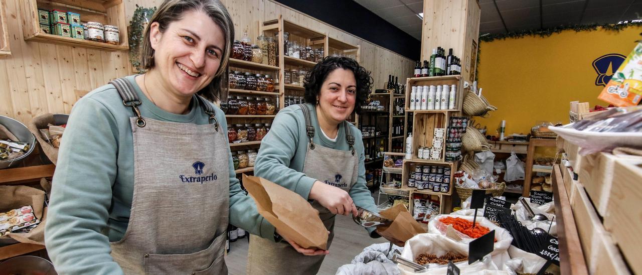 Cristina y Rosa, propietarias de la tienda de ultramarinos Extraperlo.