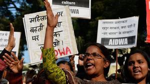 Activistas indias gritan en una protesta en Nueva Deli contra la violación en grupo de dos niñas en el vecino estado de Haryana, en el norte de la India, el 17 de enero.