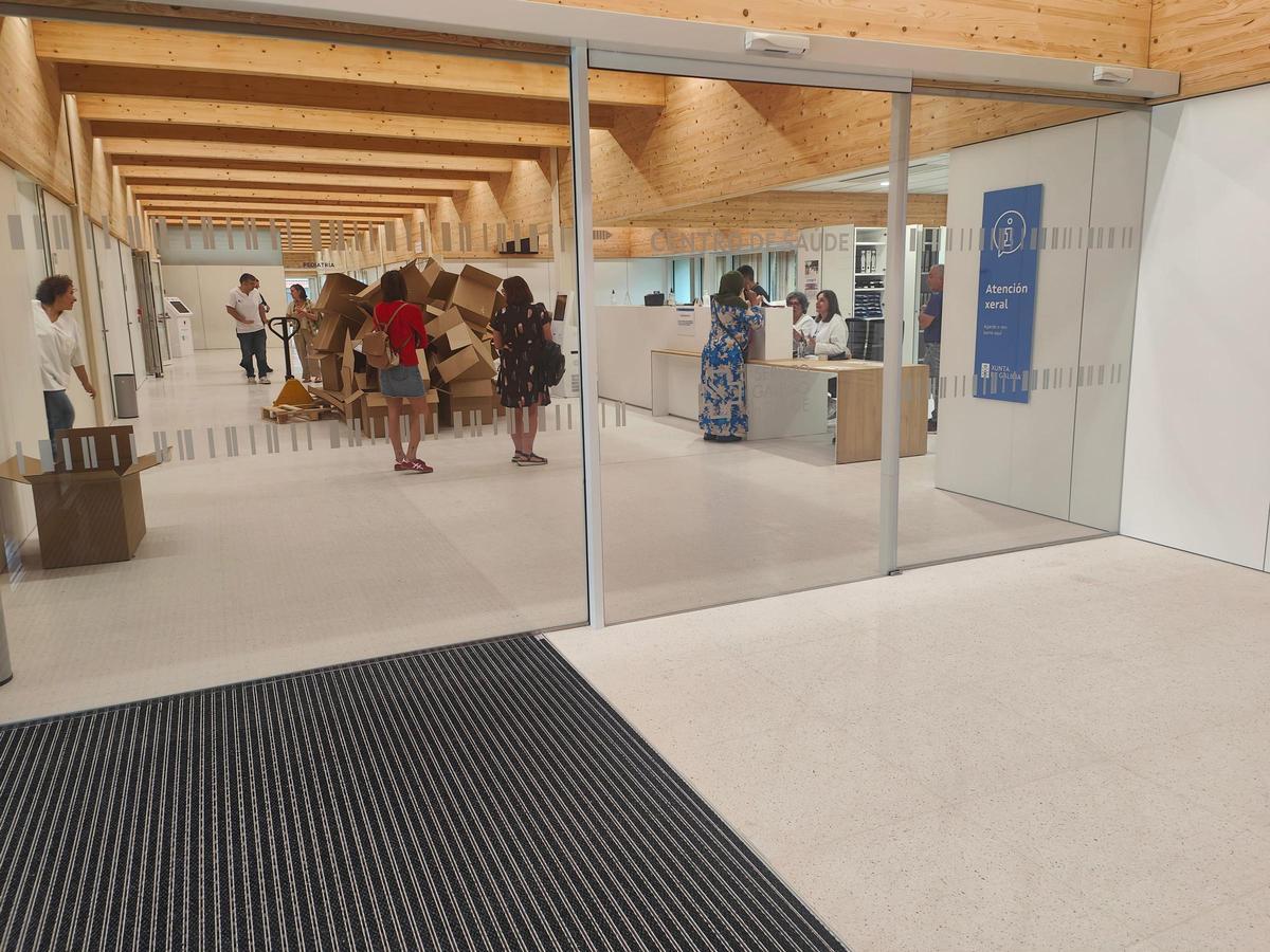 Las imágenes de la primera mañana de funcionamiento del nuevo centro de salud de Moaña