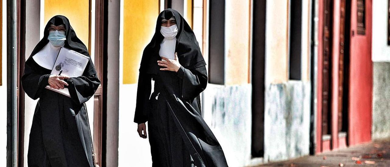 Dos monjas caminan por el casco urbano  de La Laguna cerca de la Casa Montañés, sede del Consejo Consultivo de Canarias. | LP/DLP