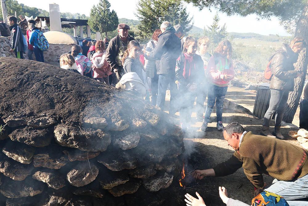 Los colegios de Sant Antoni inauguraron ayer esta fiesta al aire libre que continúa todo el fin de semana.