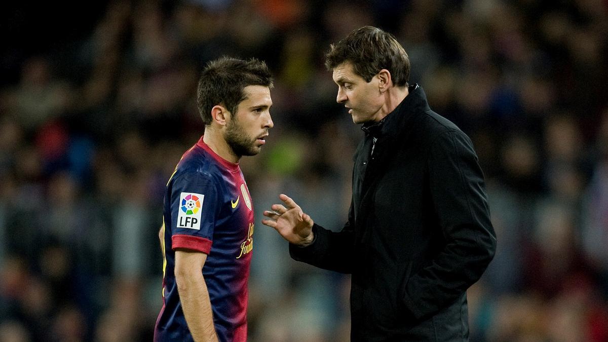 Jordi Alba charla con Tito Vilanova, su primer entrenador en el Barça.