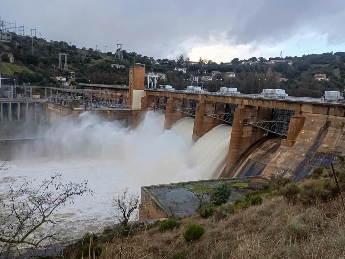 Apertura de compuertas para desembalsar agua en la presa de Villalcampo, en el río Duero.