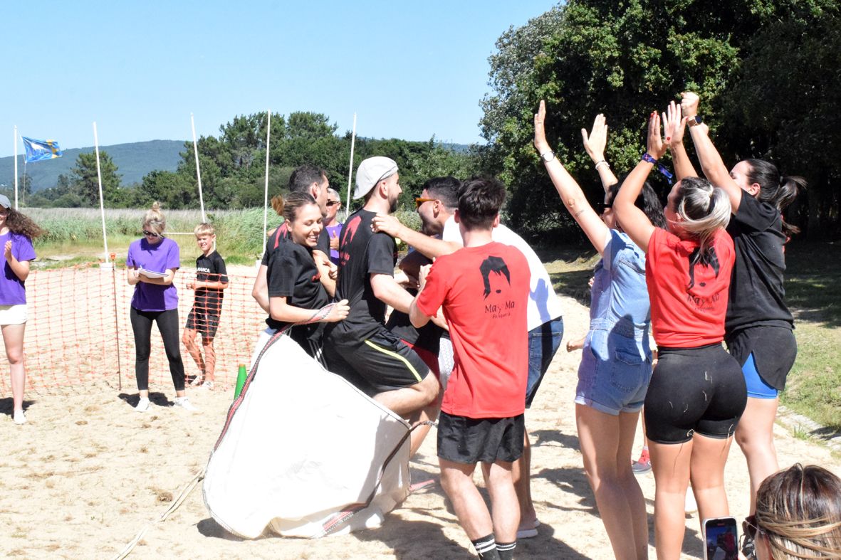 Las Olimpiadas de Aldea hacen de la playa de Vilarello la fusión de deporte y tradición