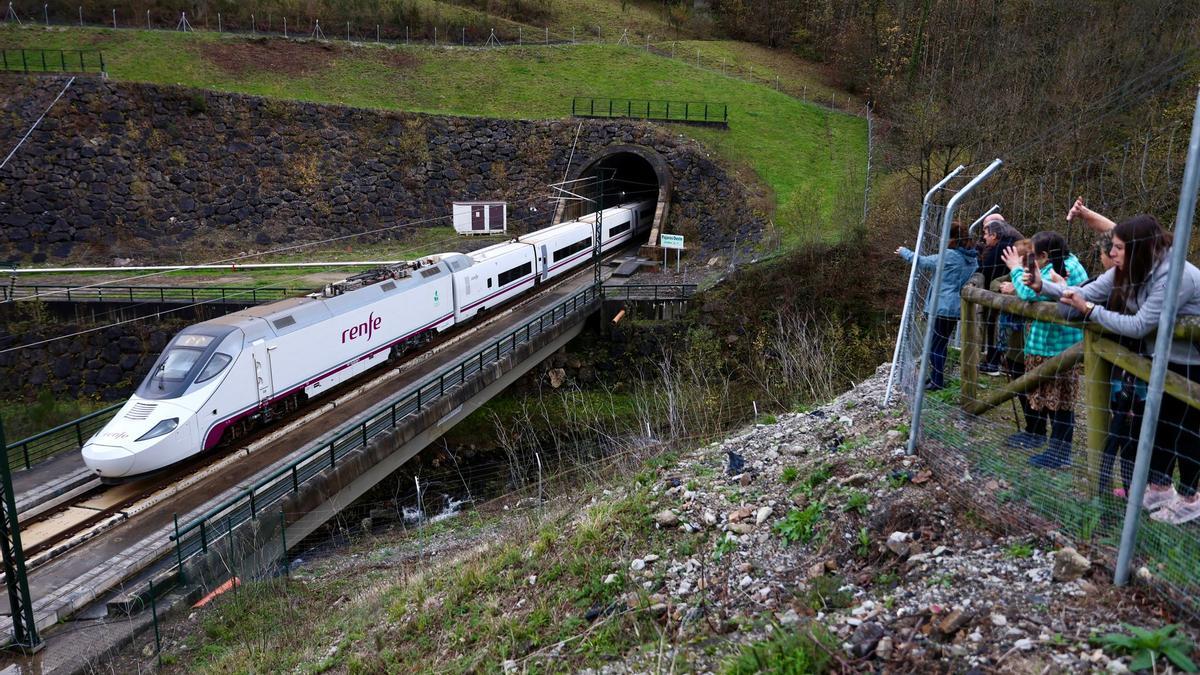 El AVE realiza su viaje inaugural de Madrid a Asturias