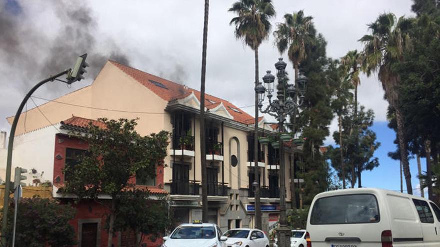 Una vela incendia un piso en el casco de Santa Brígida