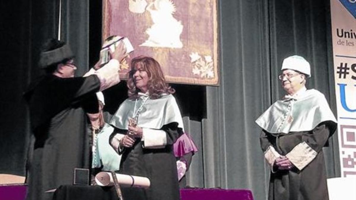 Momento de la investidura de Maria del Mar Bonet como doctora honoris causa por la UIB, ayer, en Palma.