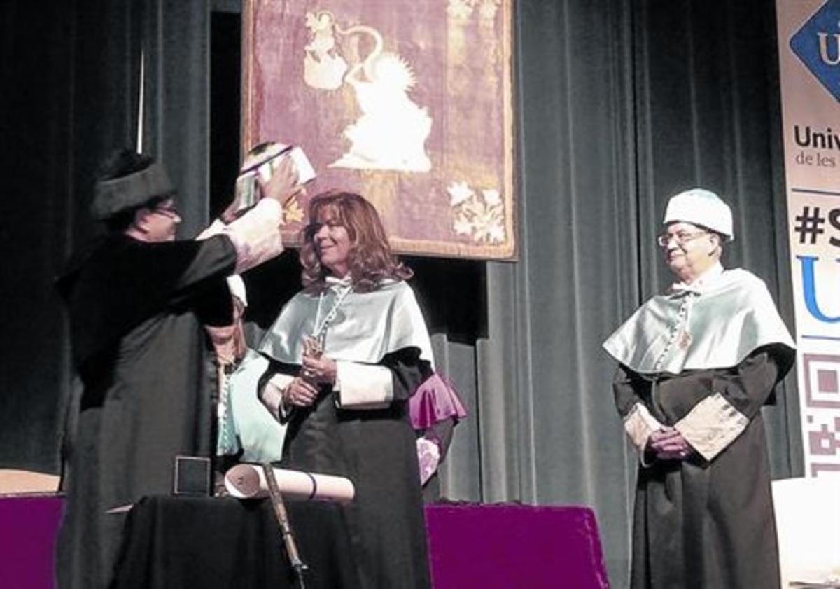 Moment de la investidura de Maria del Mar Bonet com a doctora honoris causa per la UIB, ahir, a Palma.