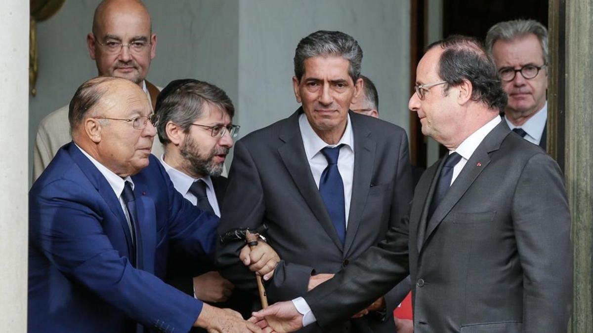 Hollande estrecha la mano del rector de la Gran Mezquita de París, Dalil Boubakeur (izquierda), tras el encuentro en el Elíseo.