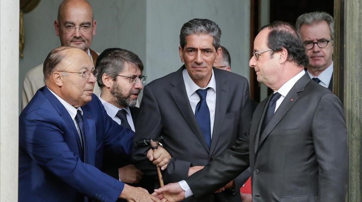 mbenach34831099 french president francois hollande shakes hands with paris m160727111429