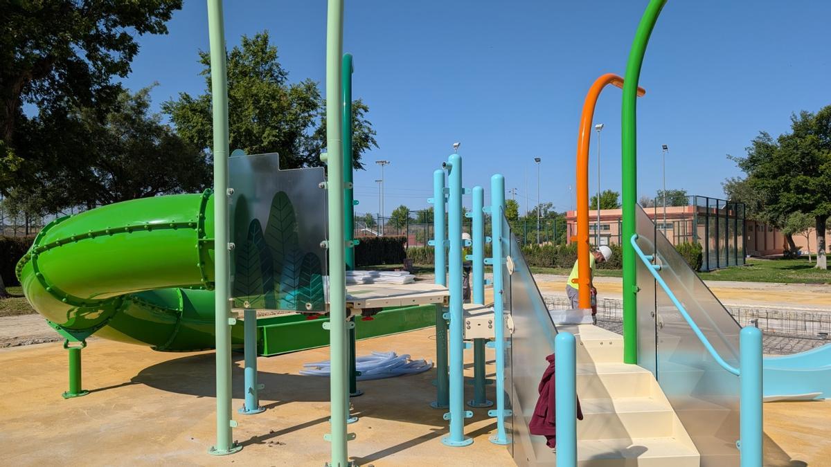 Obras del nuevo parque acuático infantil.
